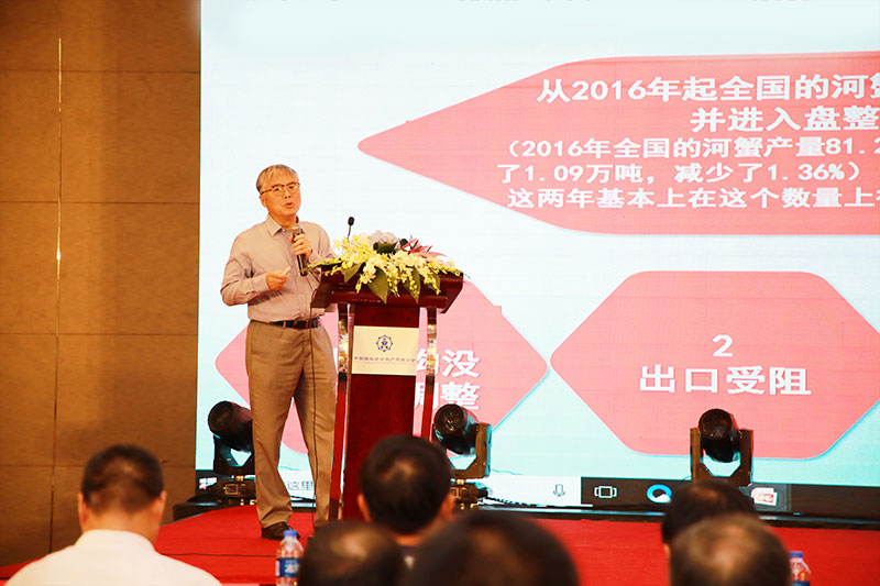 蟹郎官被杨维龙理事长宣读了加入中华好蟹的品牌